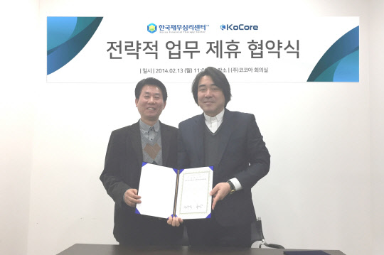 온라인 세무회계 서비스기업 코코아가 재무심리진단프로그램을 개발한 한국재무심리센터와 중소기업 맞춤형 오피스웨어 '캐시맵'(Cashmap)의 판매 유치에 관한 리셀러 사업 계약을 최근 체결했다. 코코아 이근영 대표(오른쪽)와 한국재무심리센터 정우식 원장이 기념촬영을 하고 있다.   코코아 제공